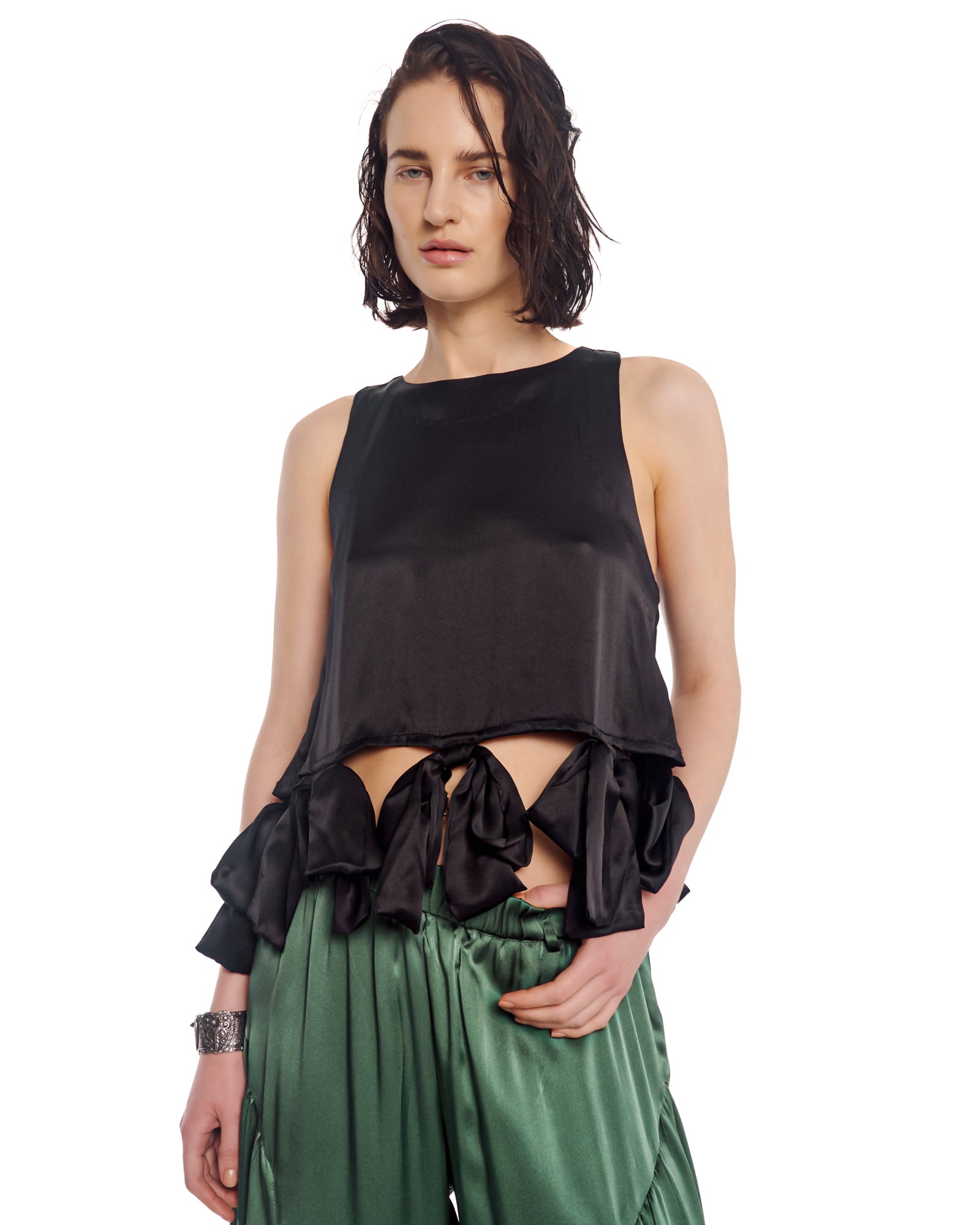 Schwarzes Satin-Top mit Schleife