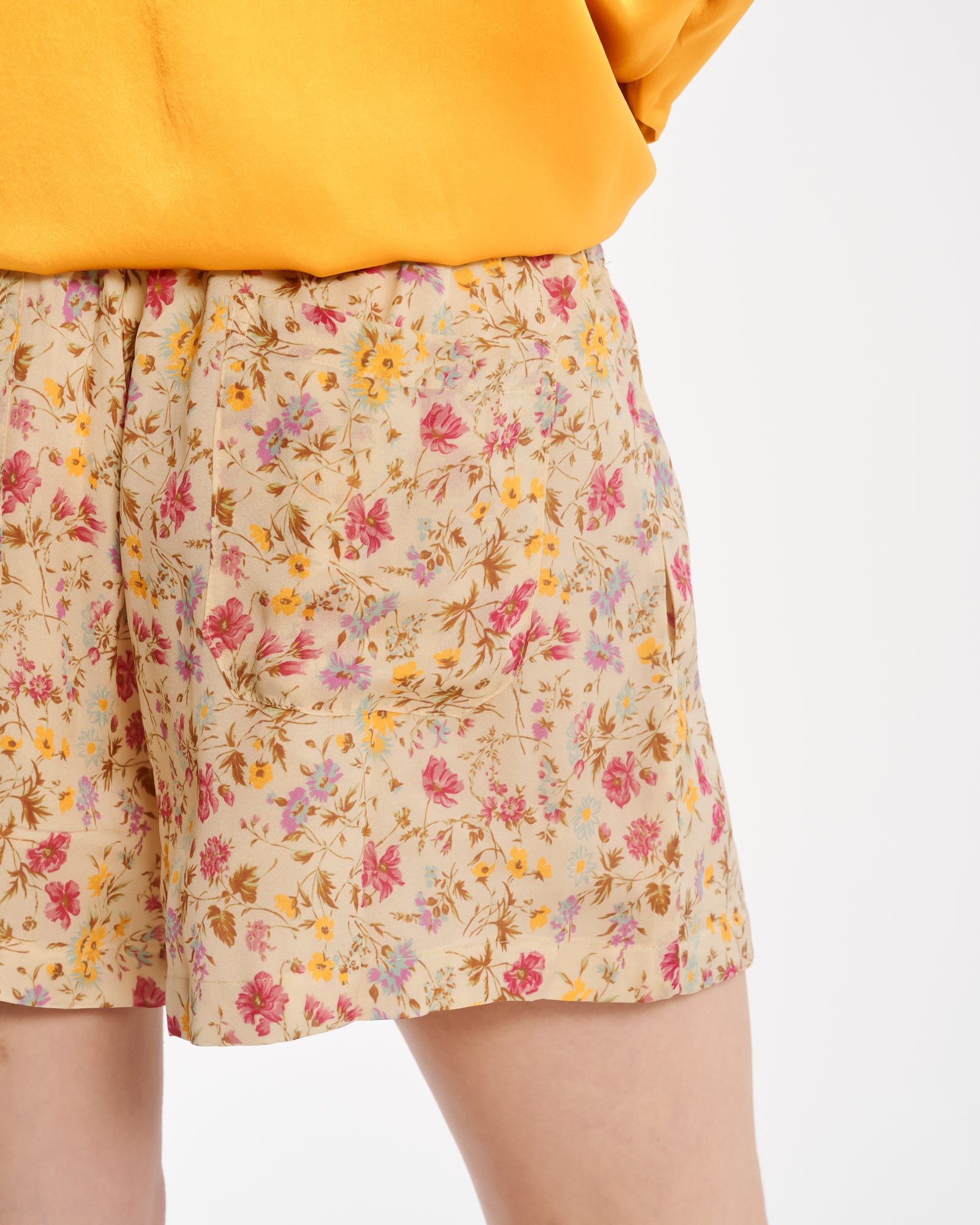 Shorts aus Seidenkrepp im Retro-Gänseblümchen-Design