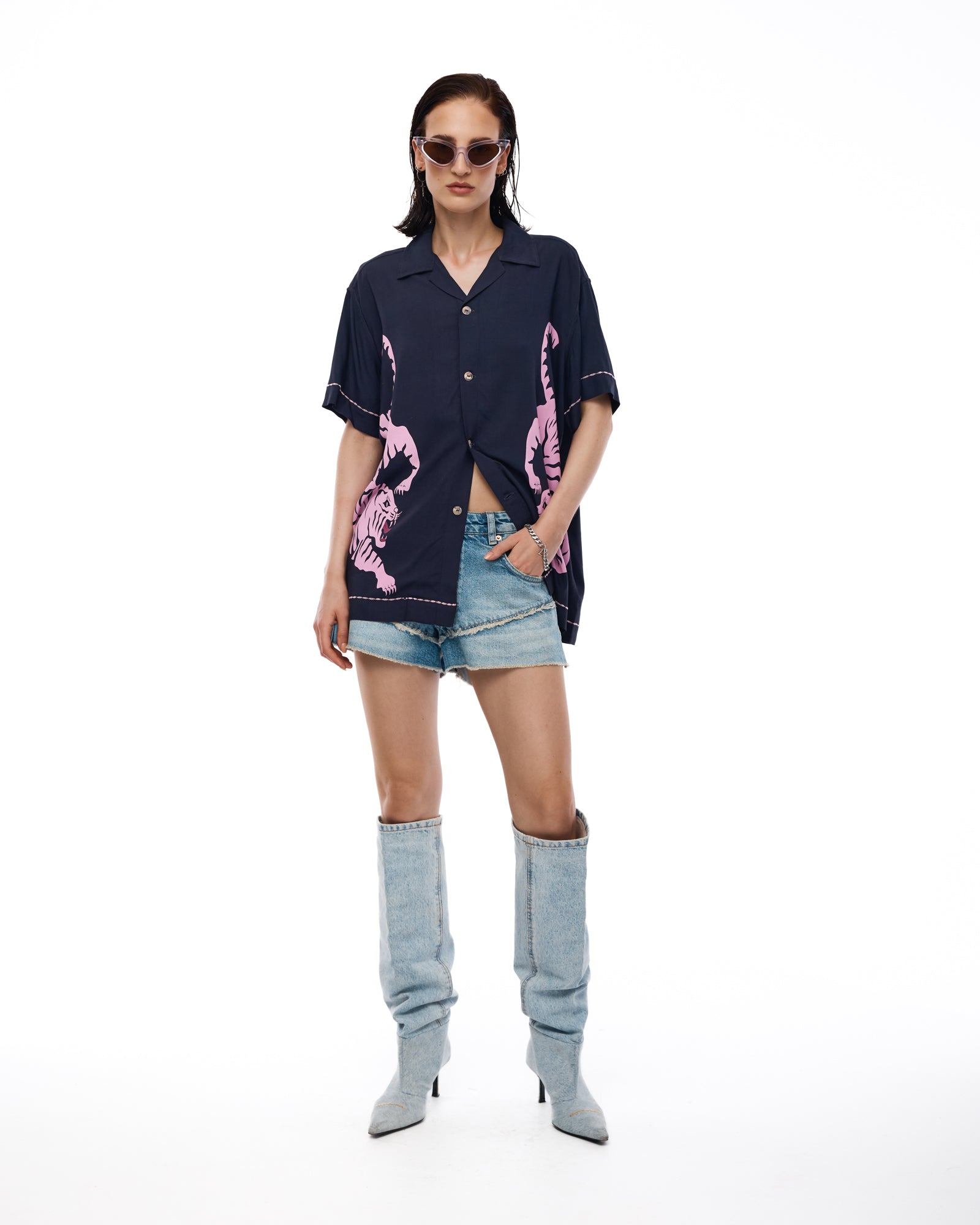 Hockender Tiger Shirt