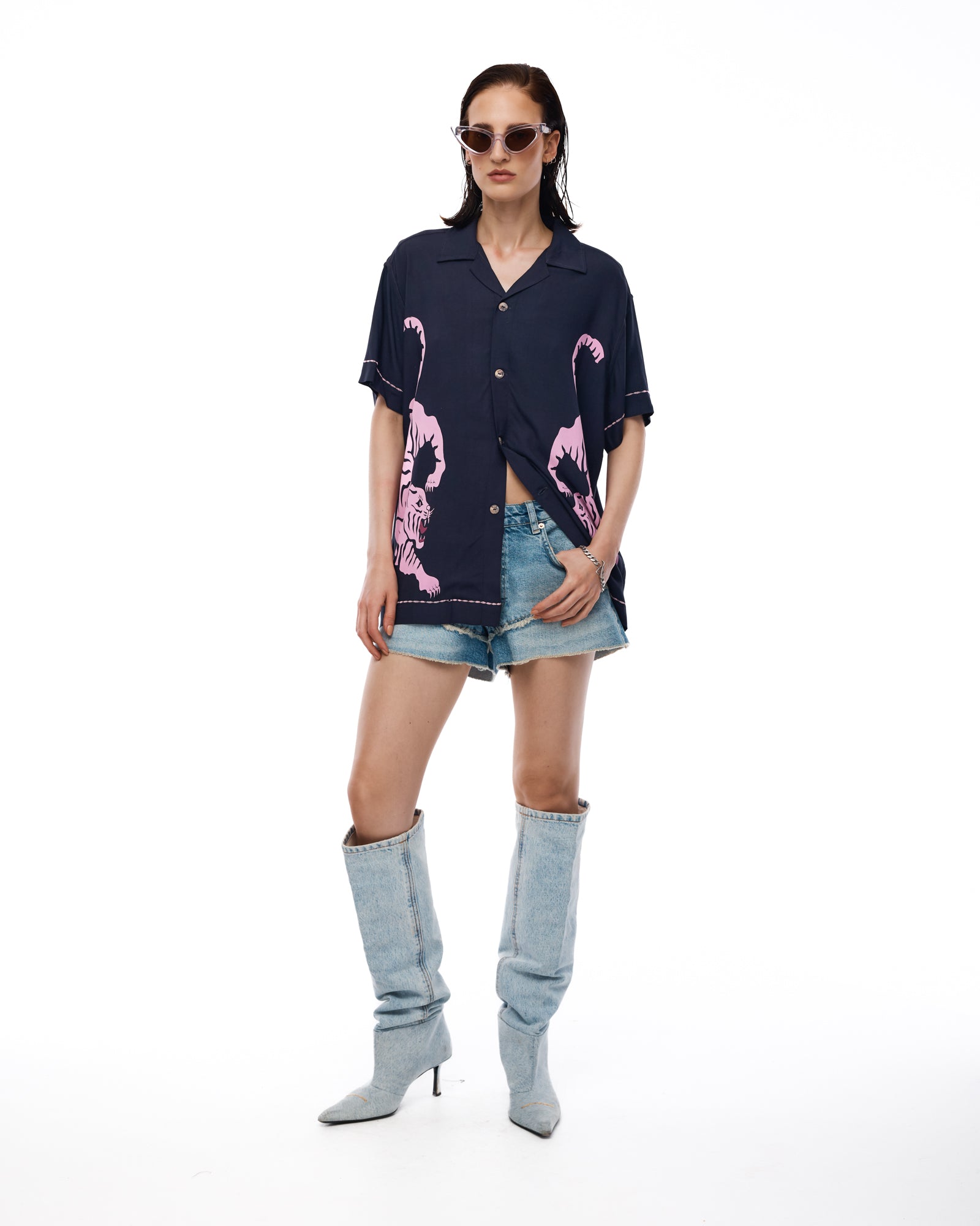 Hockender Tiger Shirt