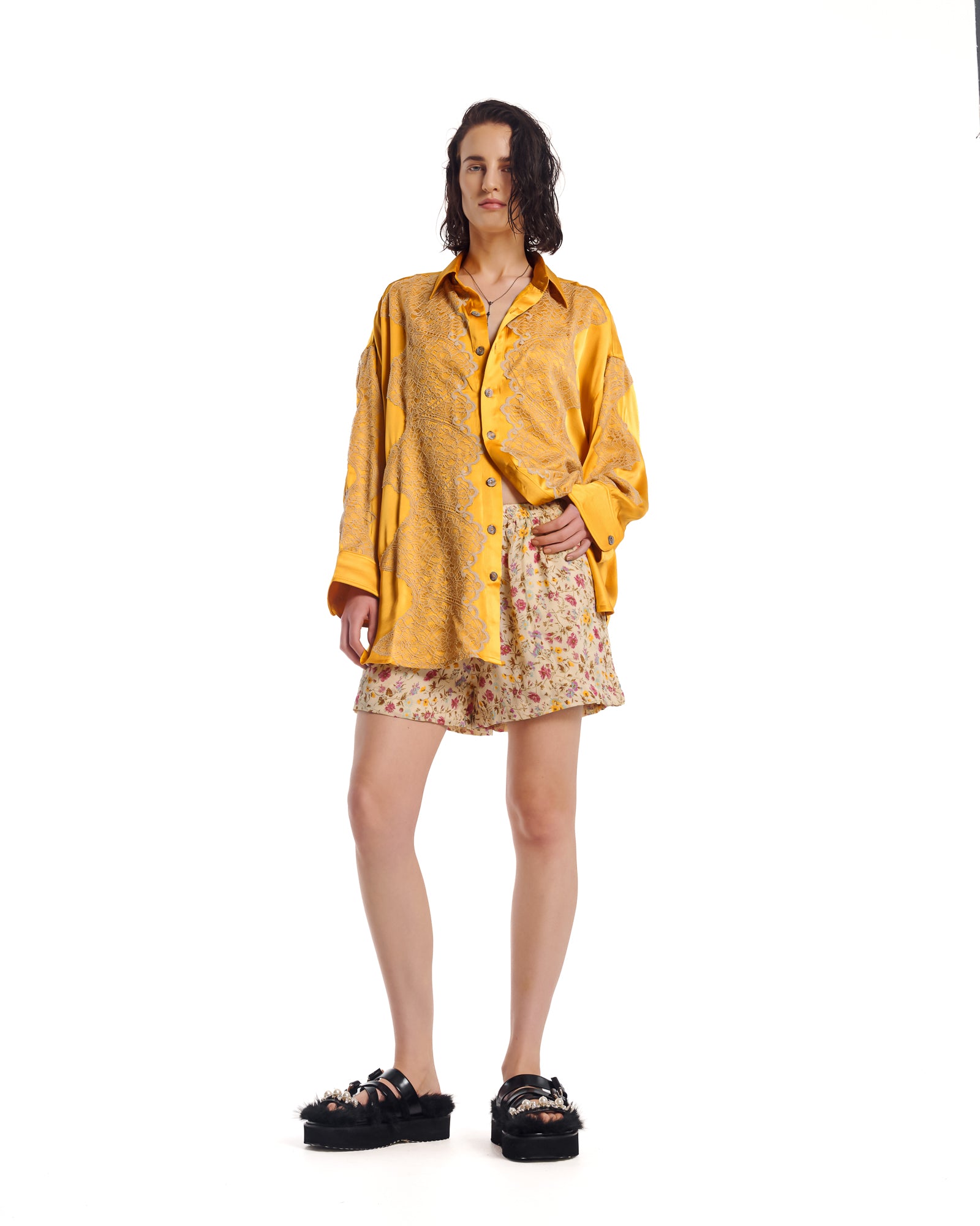 Shorts aus Seidenkrepp im Retro-Gänseblümchen-Design