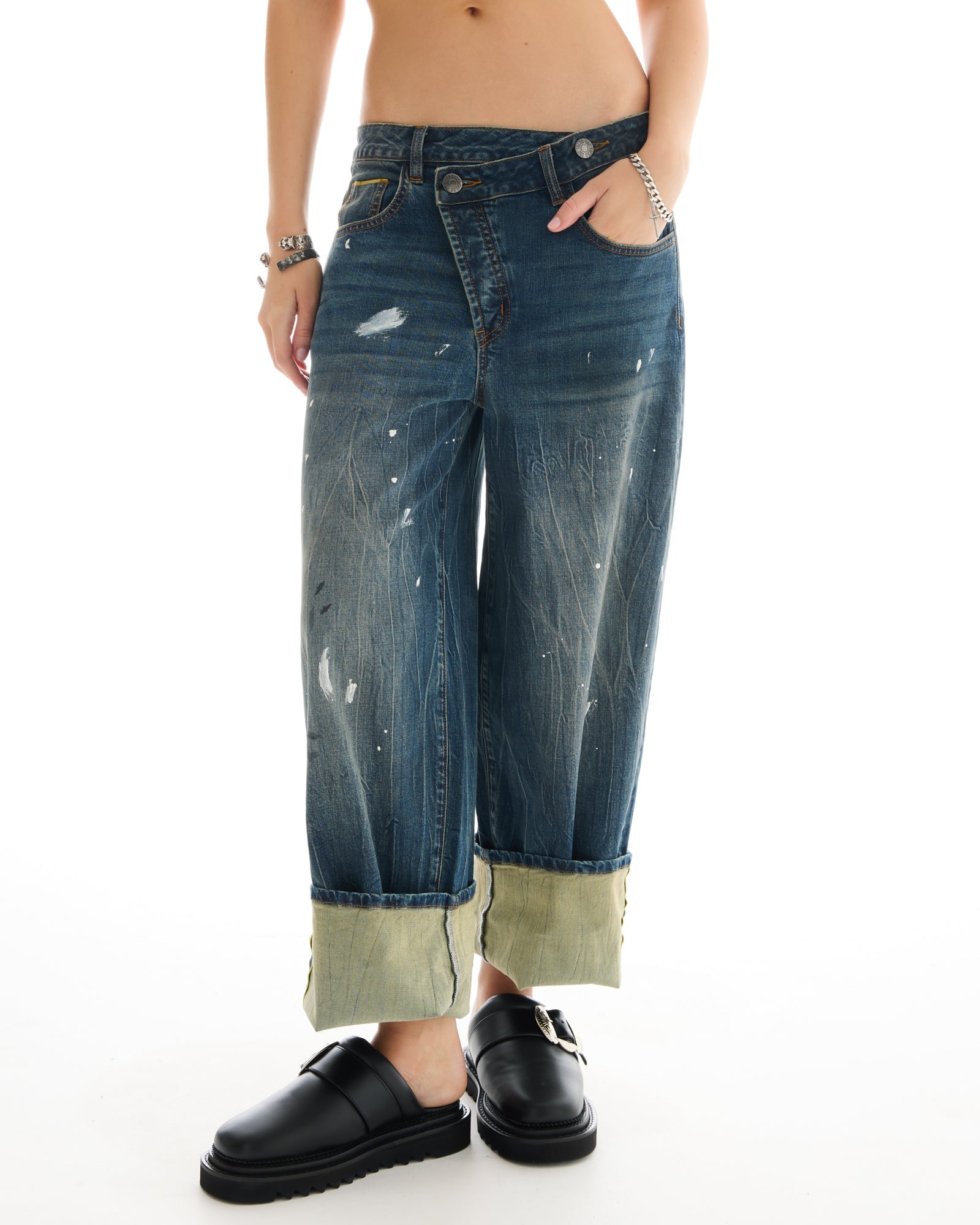 Selvedge Denim Cross Over Slouch Jeans by THE TALES - detail view