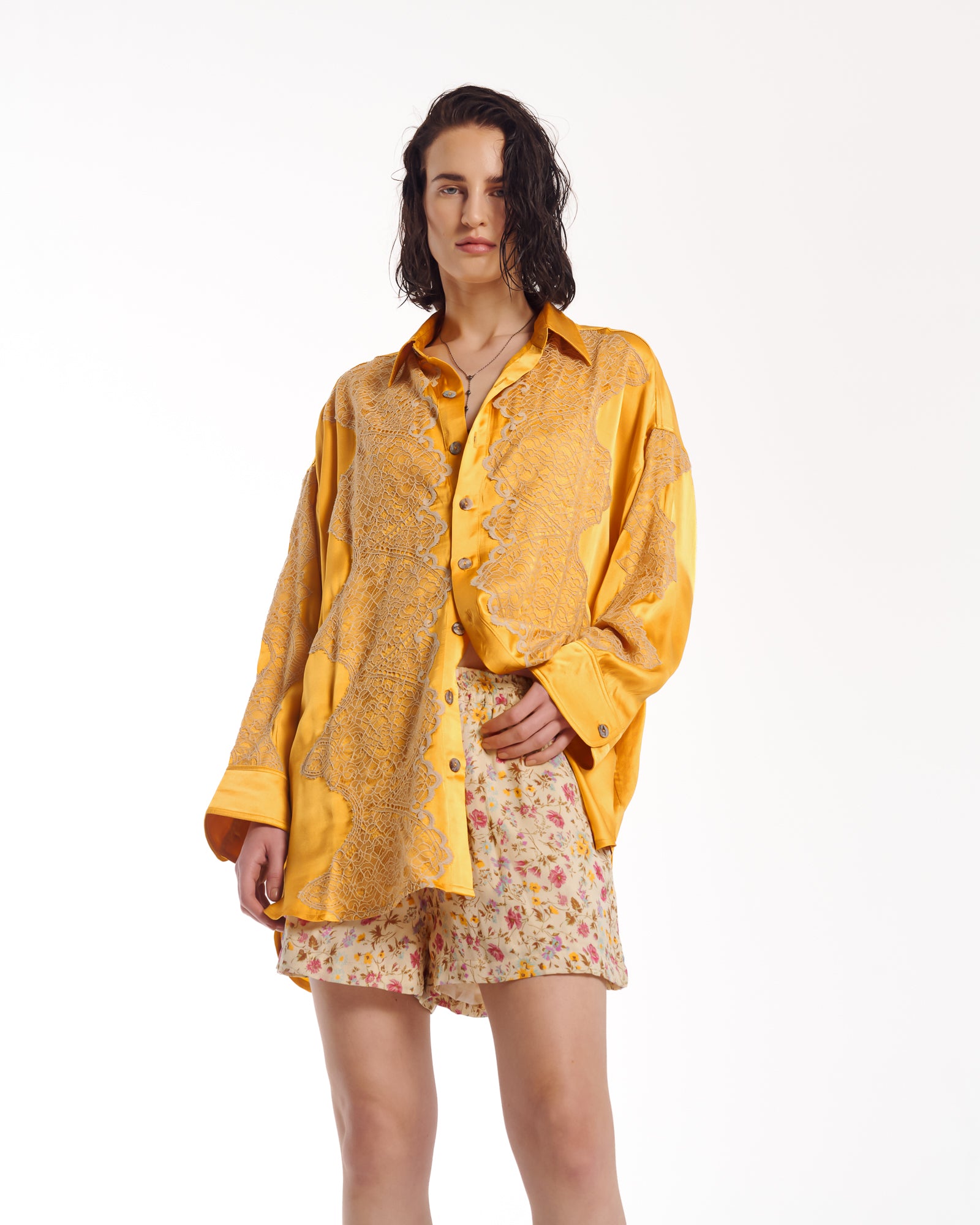Shorts aus Seidenkrepp im Retro-Gänseblümchen-Design