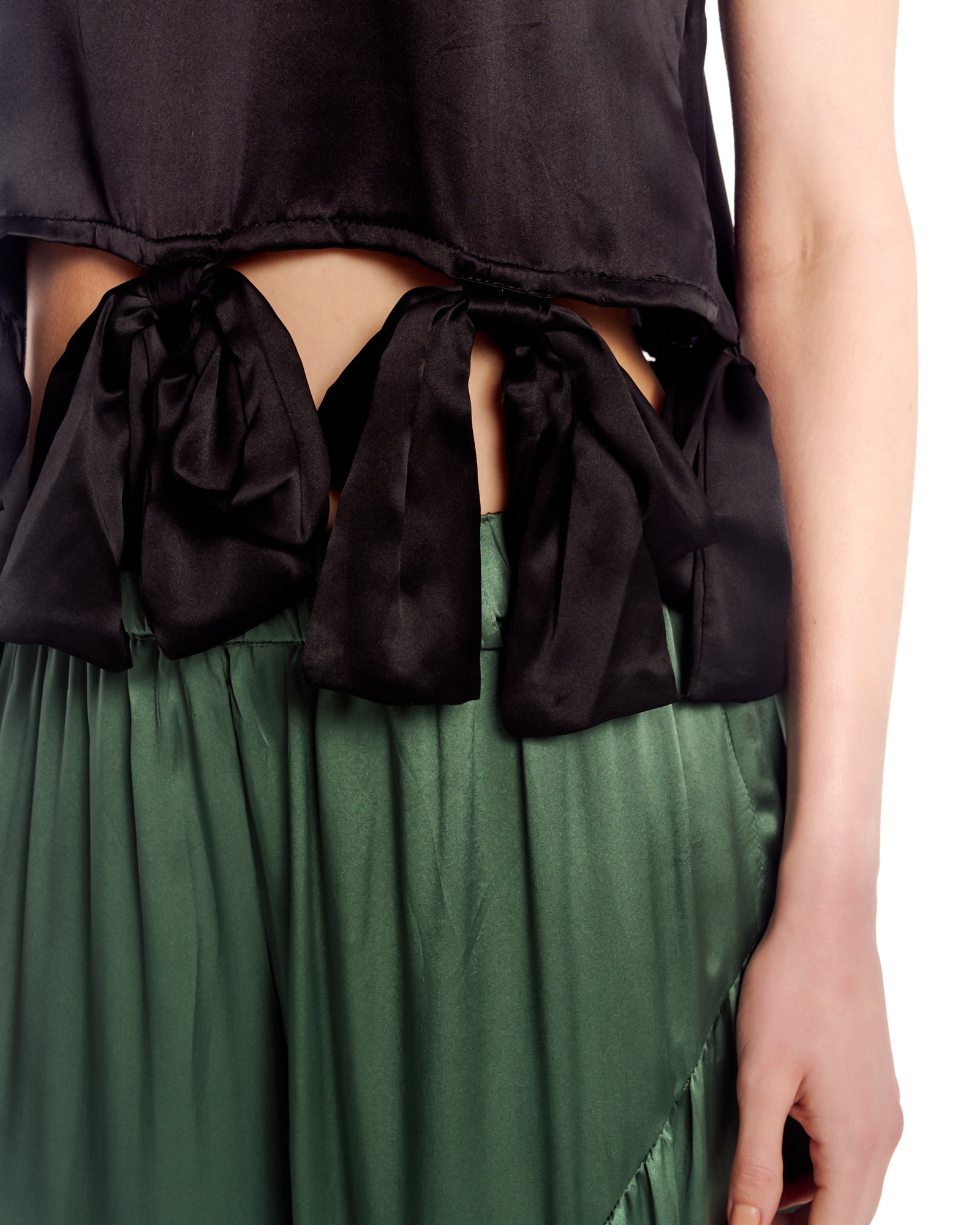 Schwarzes Satin-Top mit Schleife