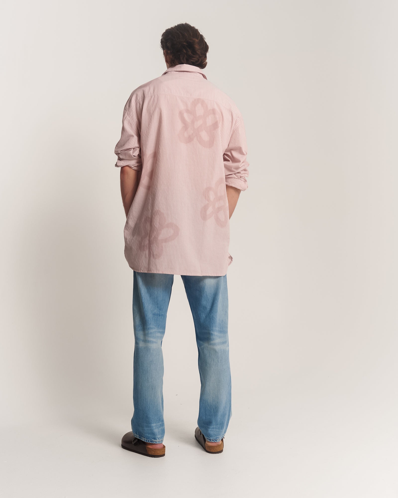 Oversize-Streifenhemd aus Baumwolle mit handbesprühten Blumen