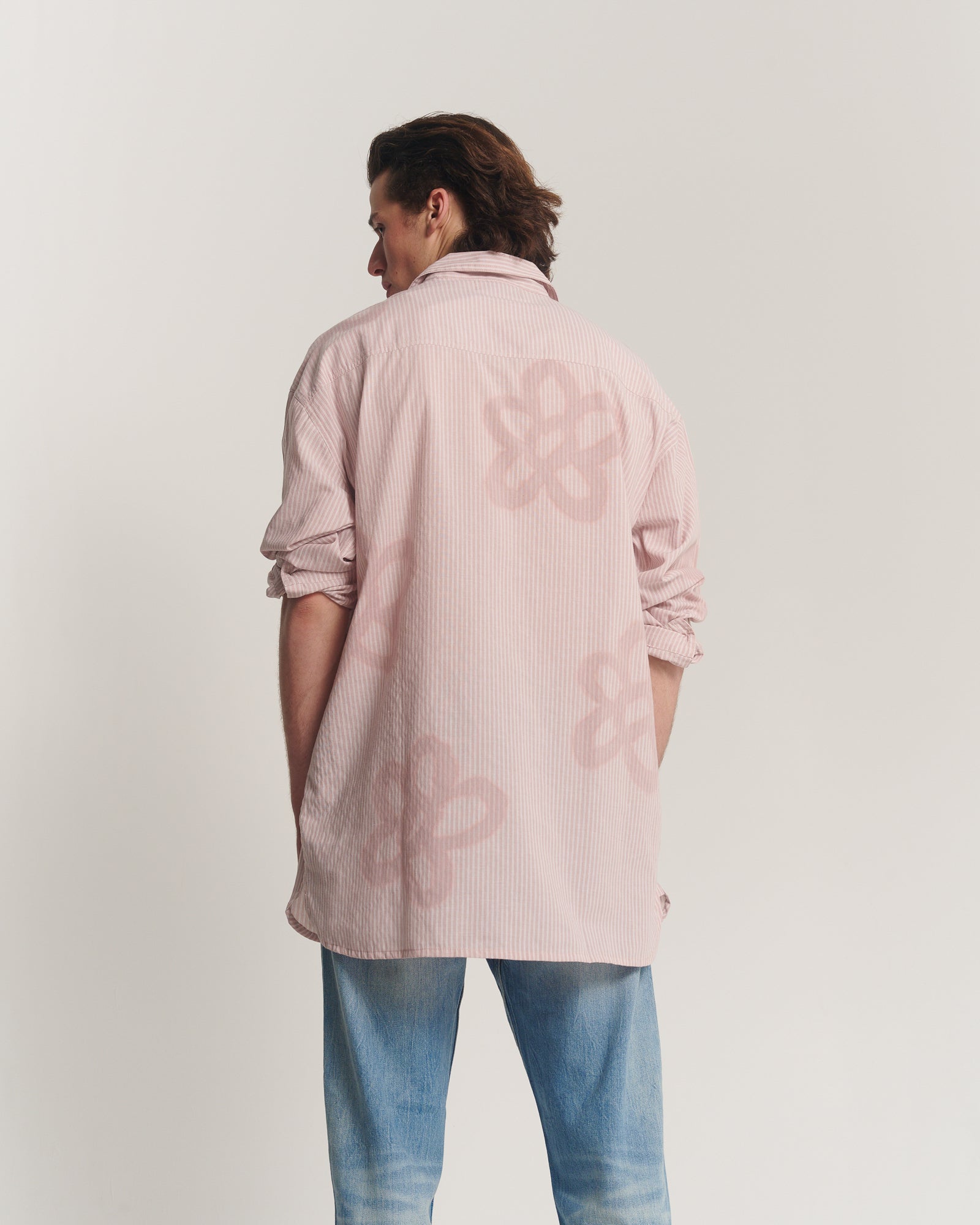 Oversize-Streifenhemd aus Baumwolle mit handbesprühten Blumen