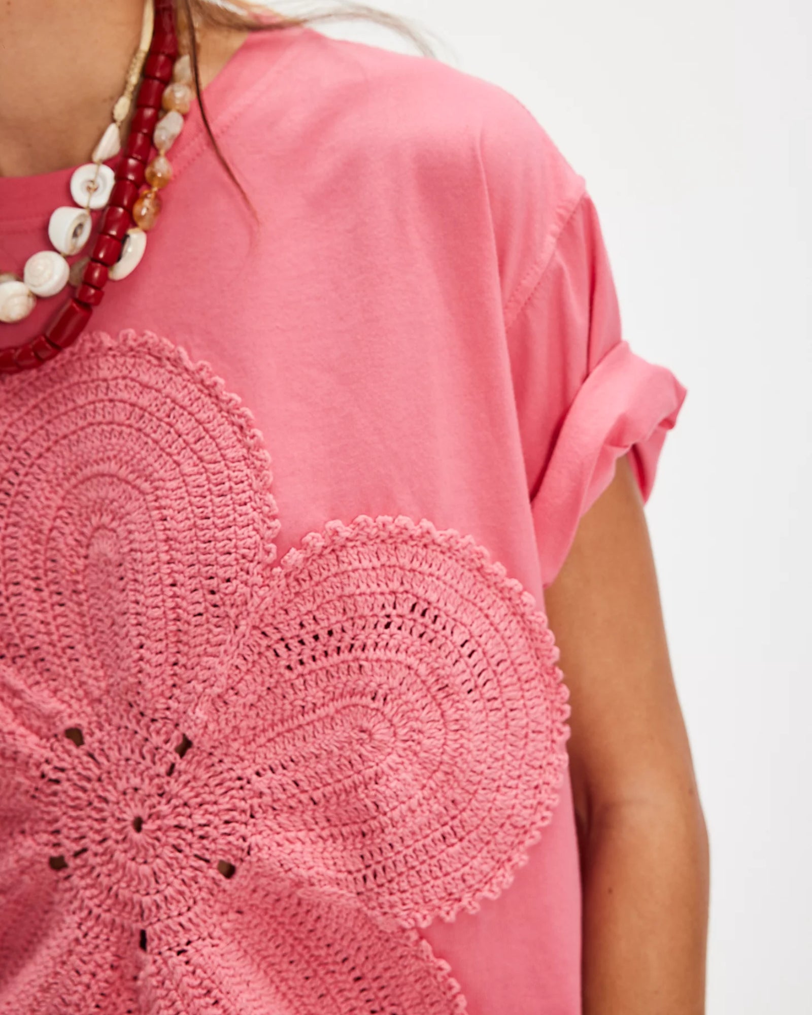 Gehäkeltes Blumen-T-Shirt