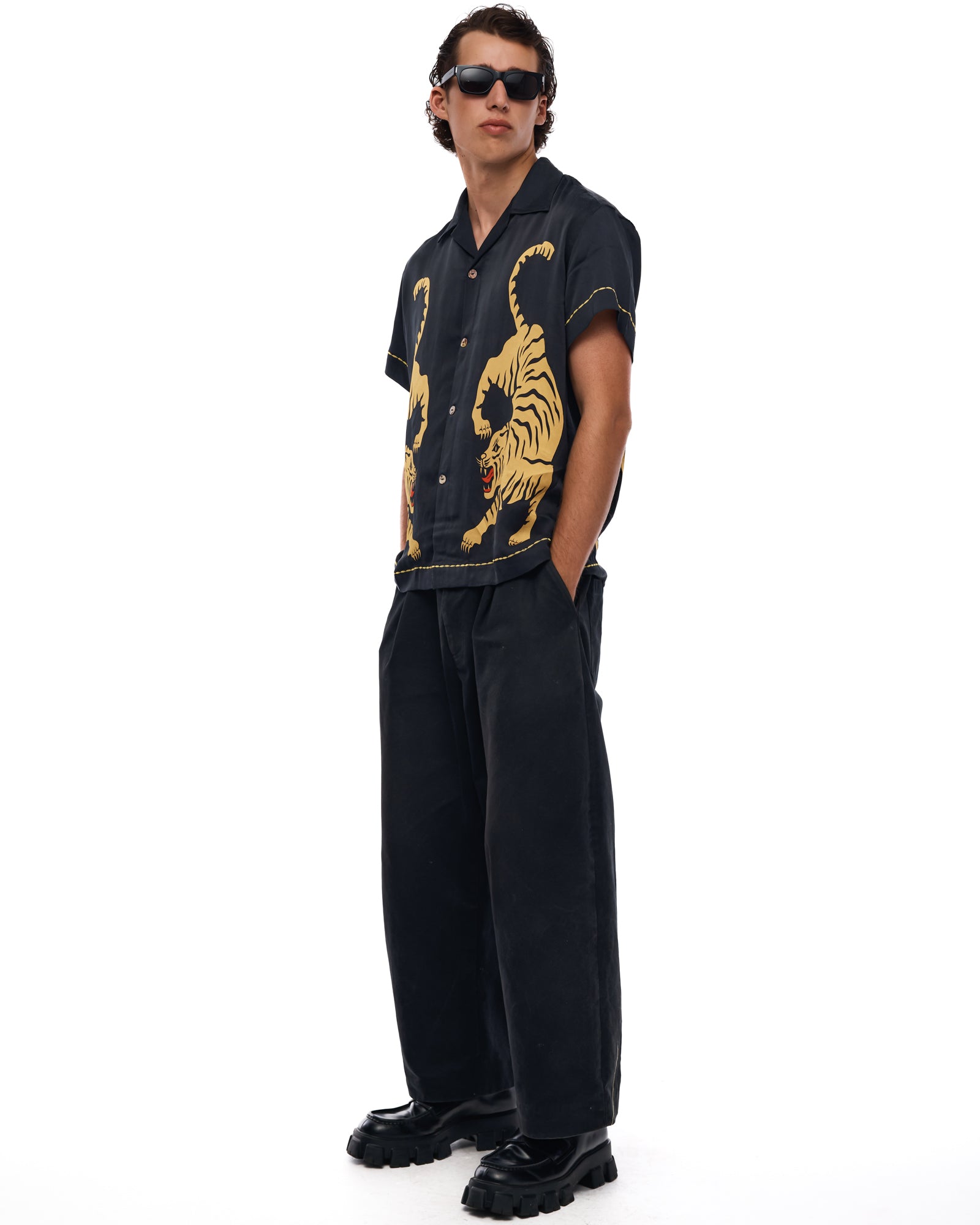 臥虎シルクシャツ