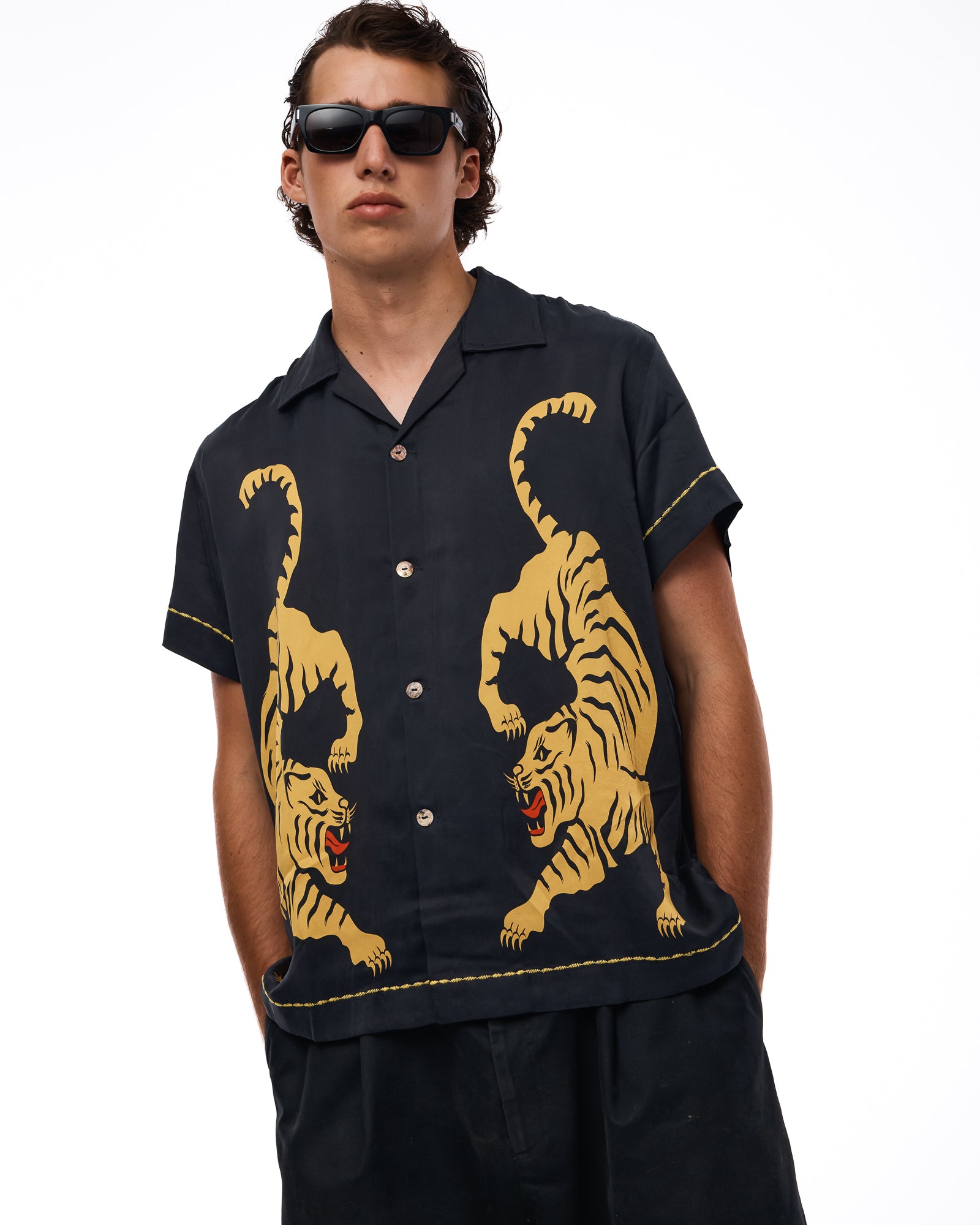 臥虎シルクシャツ