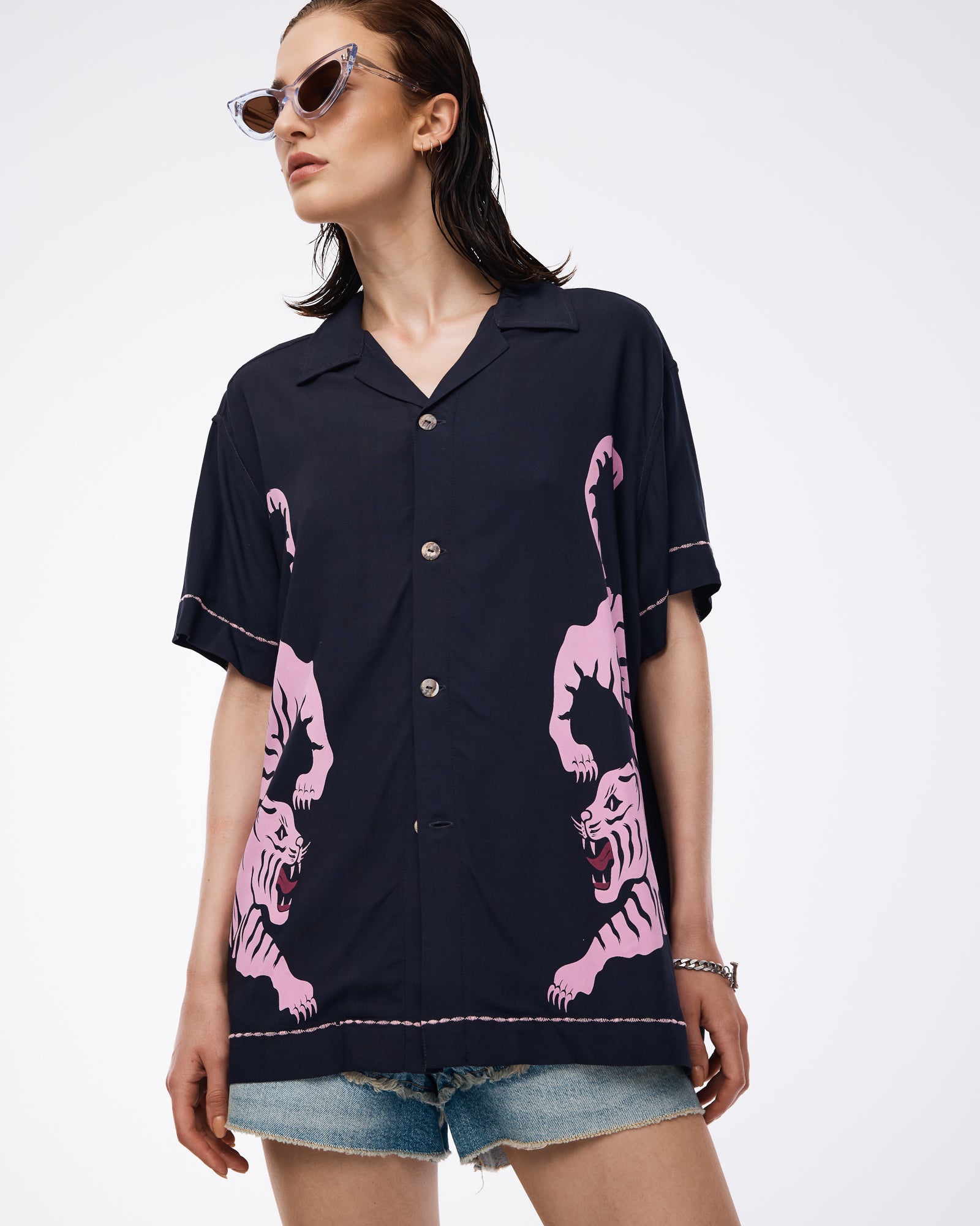 Hockender Tiger Shirt