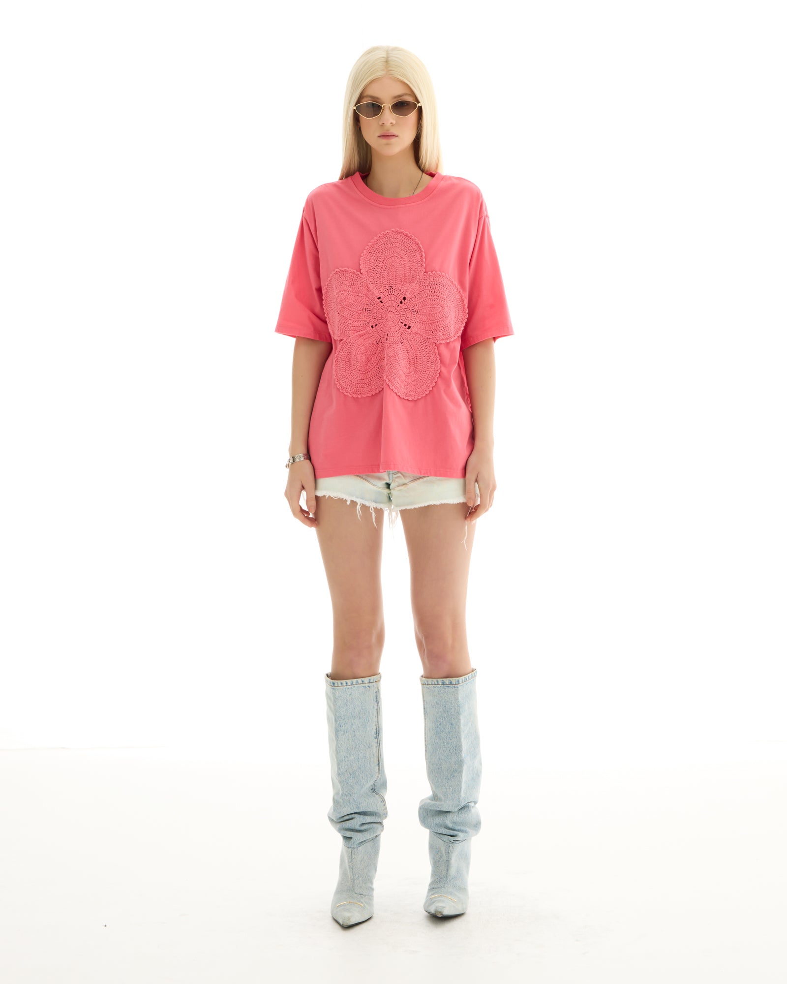 Gehäkeltes Blumen-T-Shirt