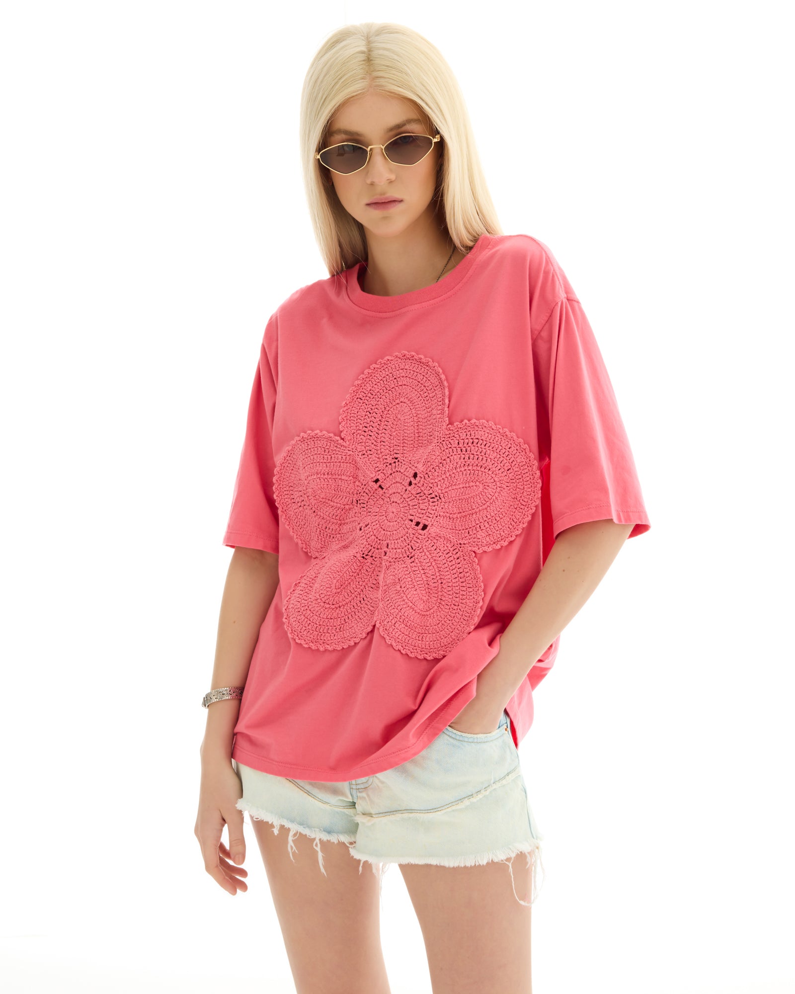 Gehäkeltes Blumen-T-Shirt