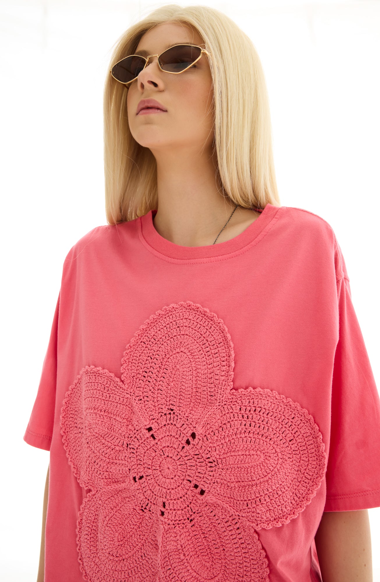 Gehäkeltes Blumen-T-Shirt