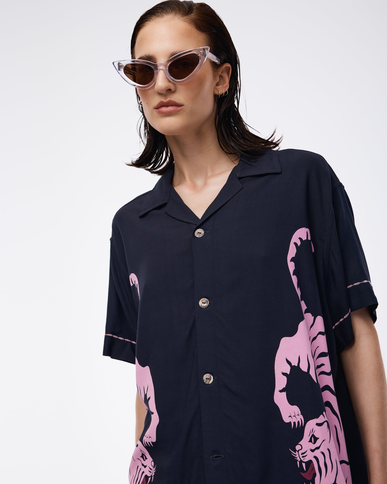 Hockender Tiger Shirt