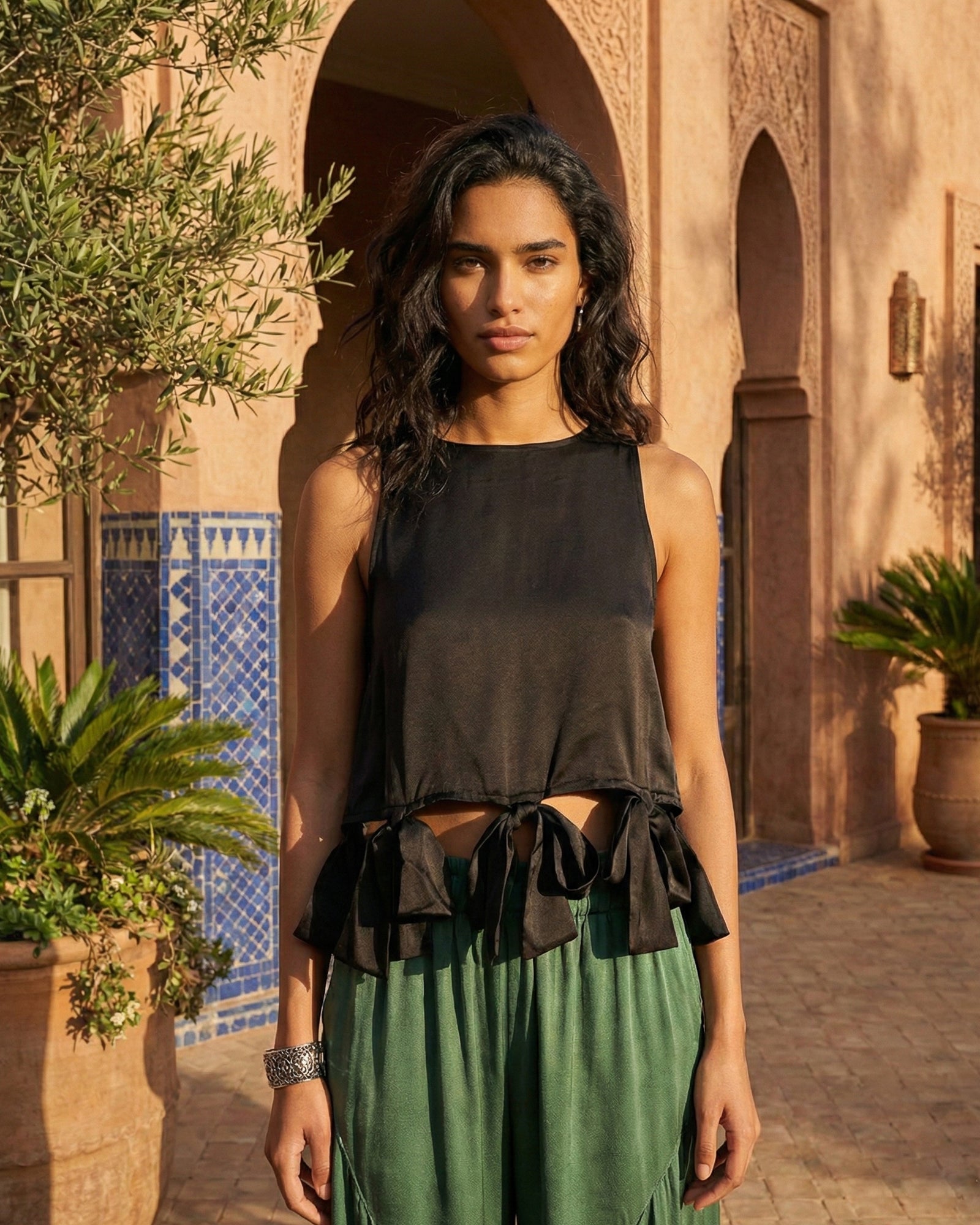 Schwarzes Satin-Top mit Schleife