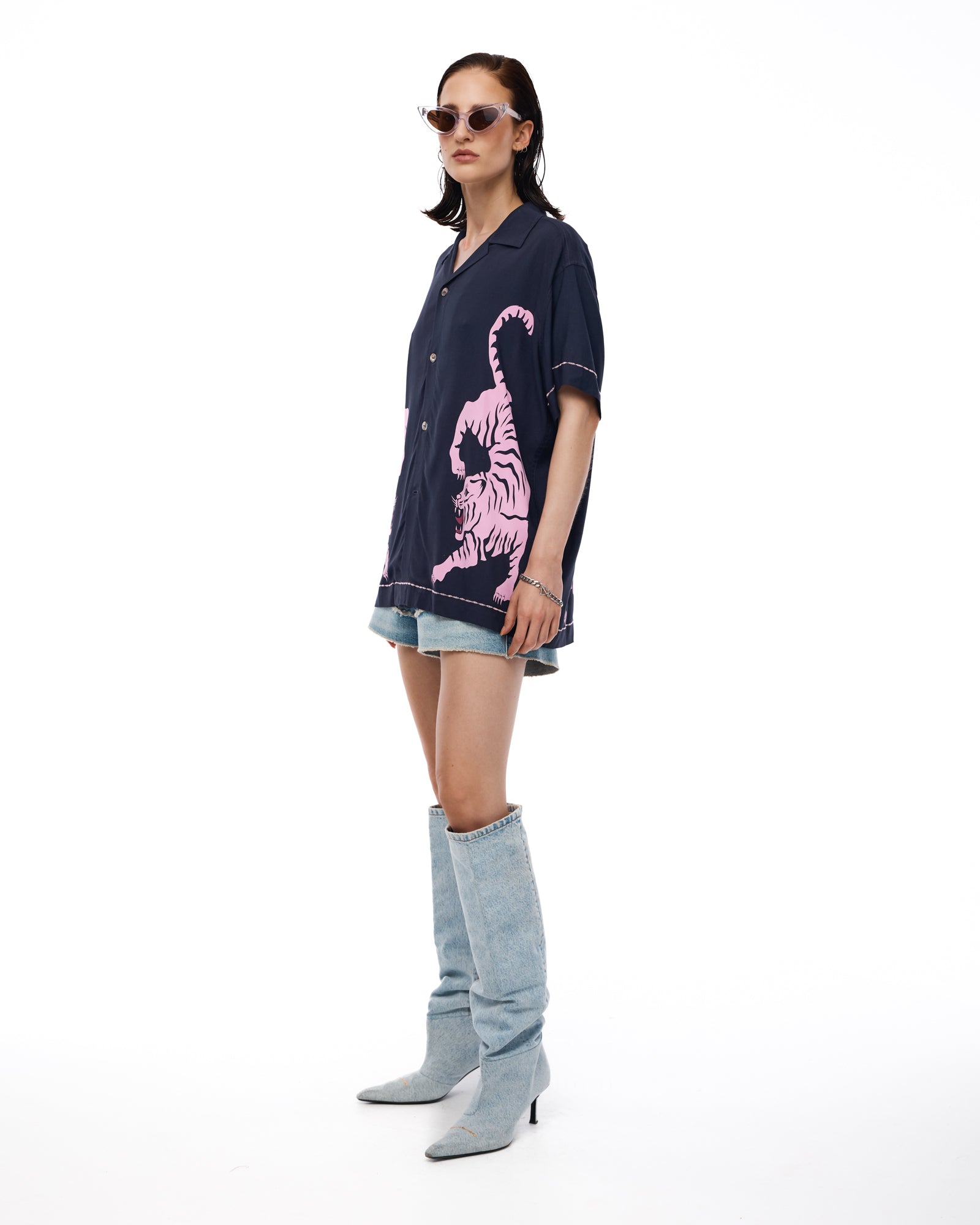 Hockender Tiger Shirt