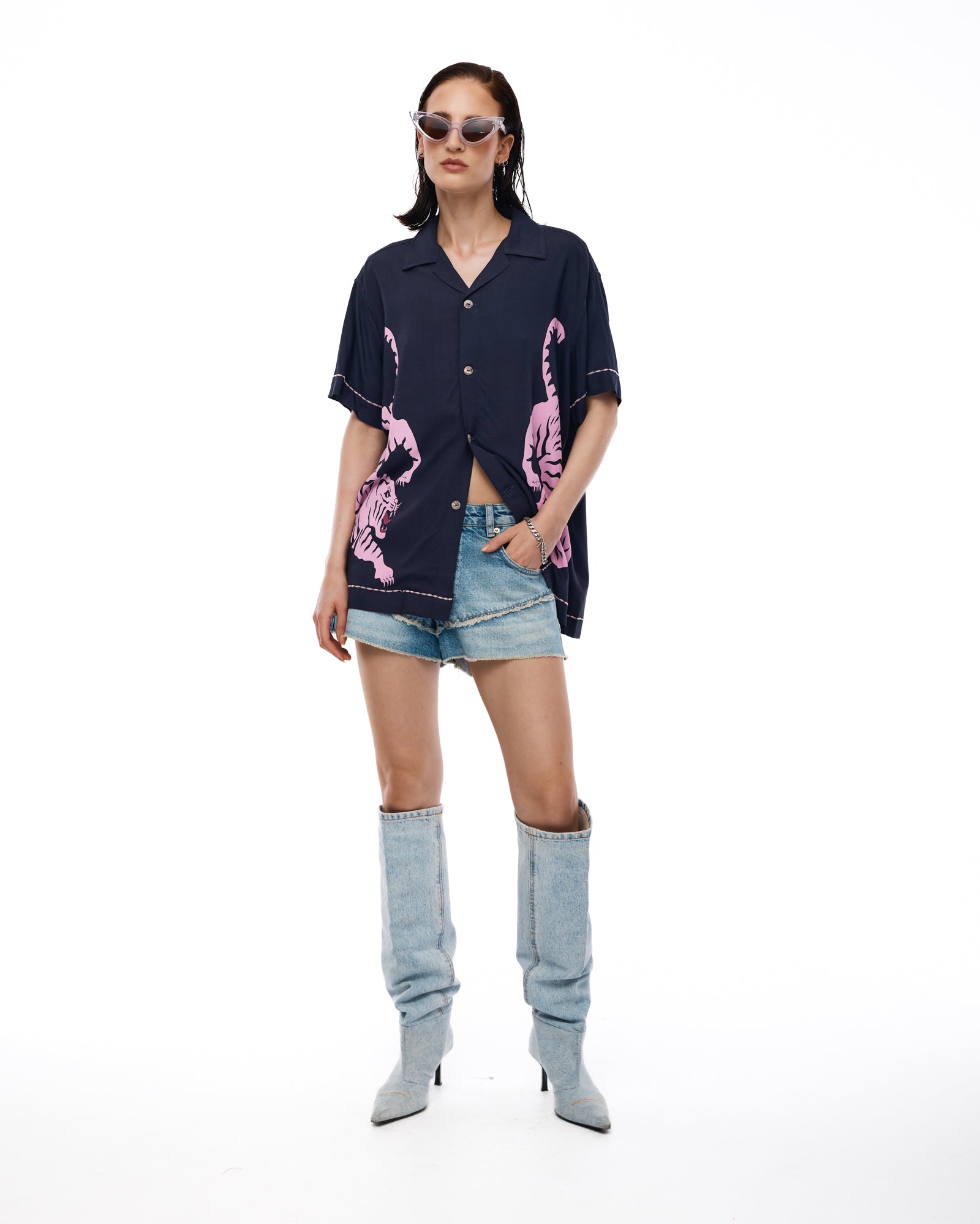 Hockender Tiger Shirt