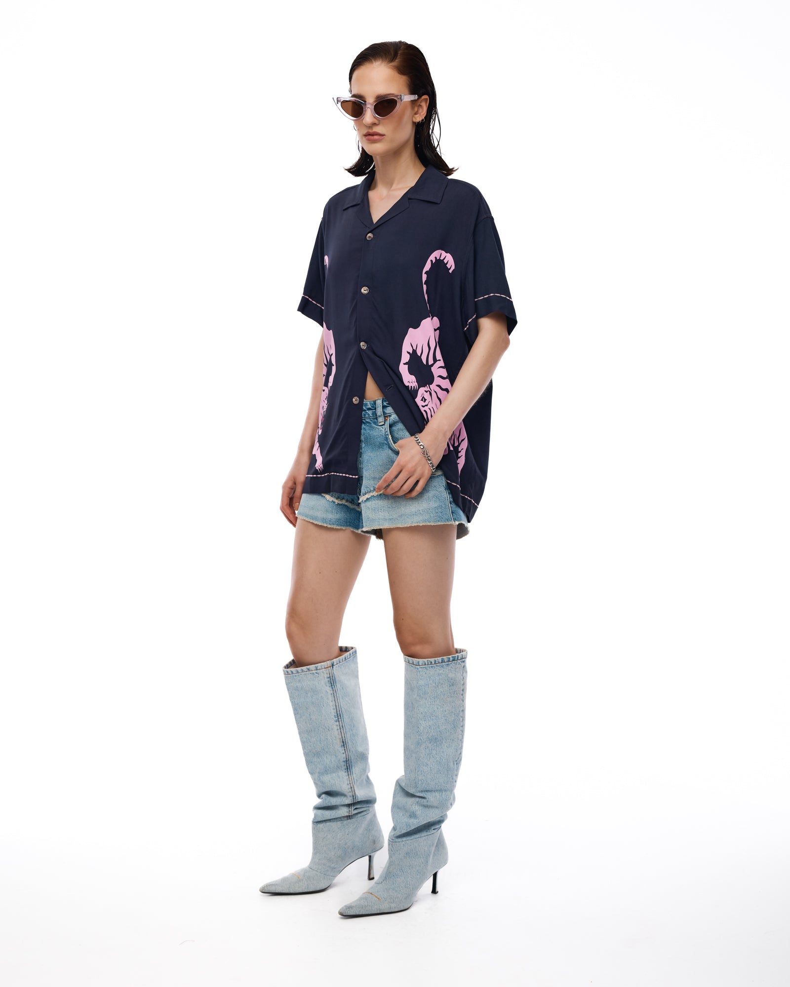 Hockender Tiger Shirt