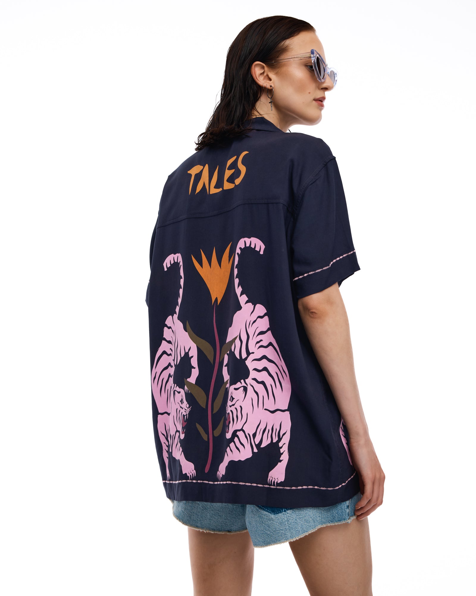Hockender Tiger Shirt
