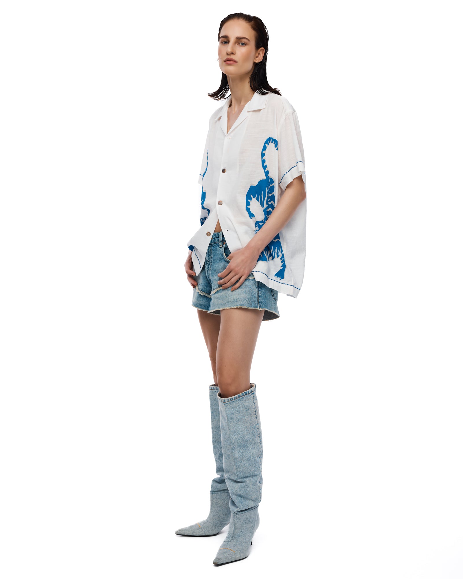 Hockender Tiger Shirt