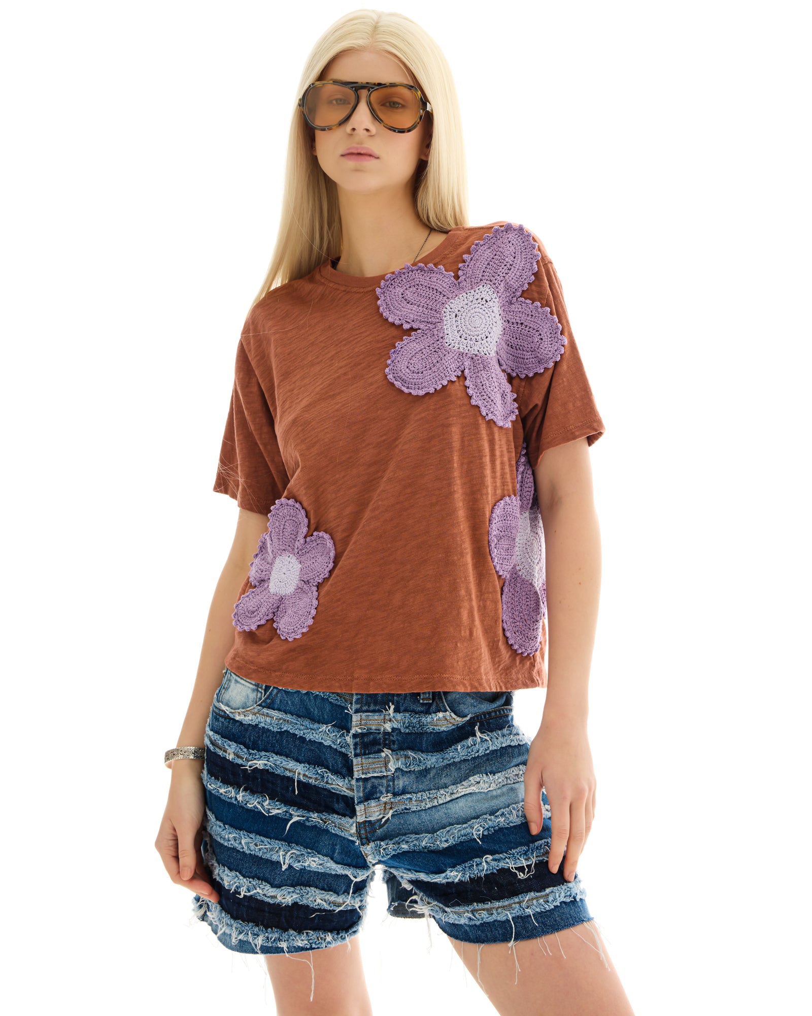 Gehäkeltes Blumen-T-Shirt