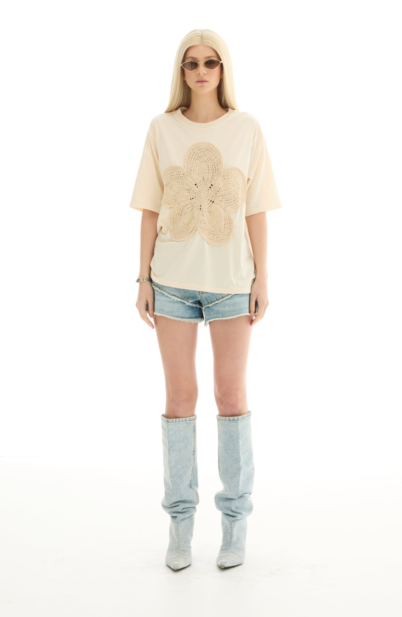 Gehäkeltes Blumen-T-Shirt