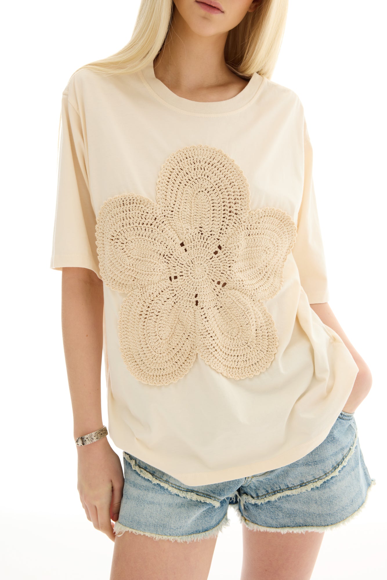 Gehäkeltes Blumen-T-Shirt