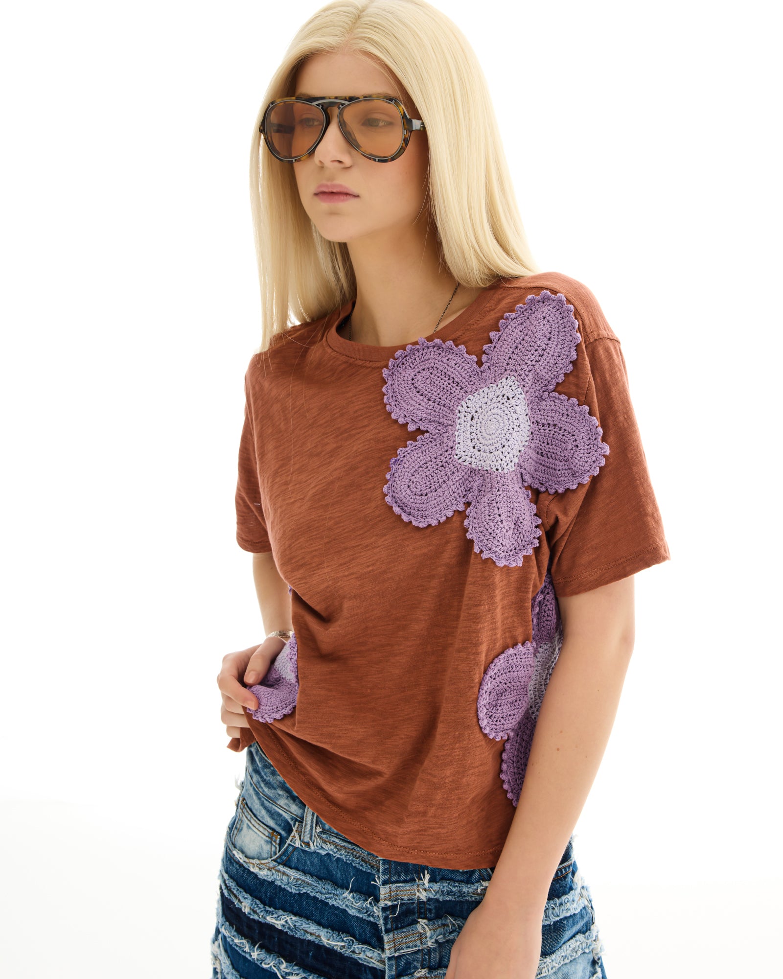 Gehäkeltes Blumen-T-Shirt